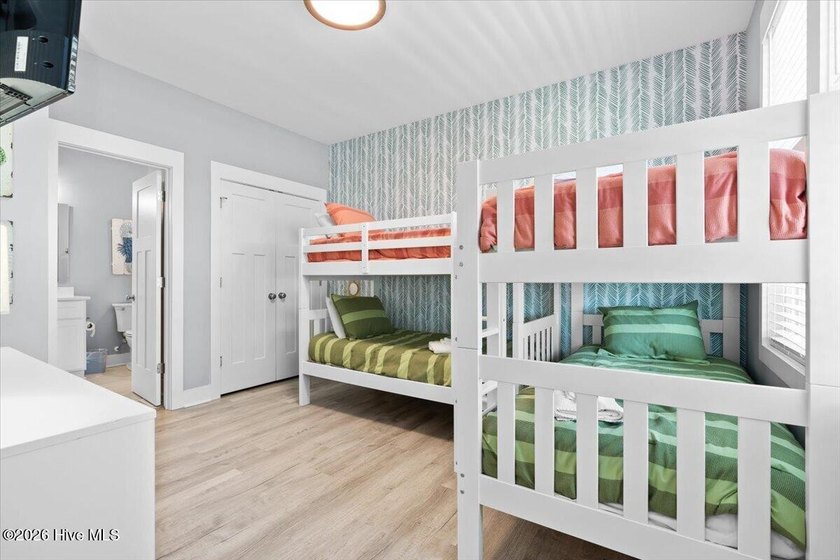Welcome to **Sun Kissed**, a beautifully furnished 5-bedroom - photo 41