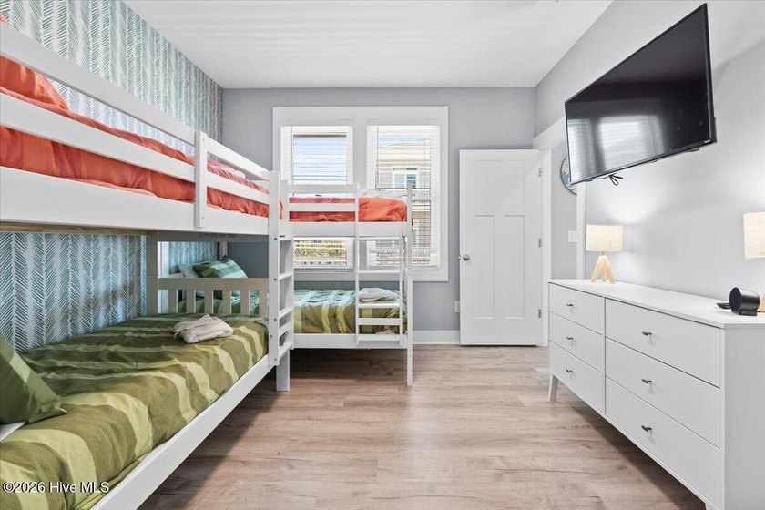 Welcome to **Sun Kissed**, a beautifully furnished 5-bedroom - photo 42