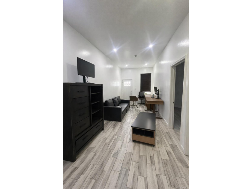 Prime Mixed-Use Investment Opportunity! Well-maintained - photo 6