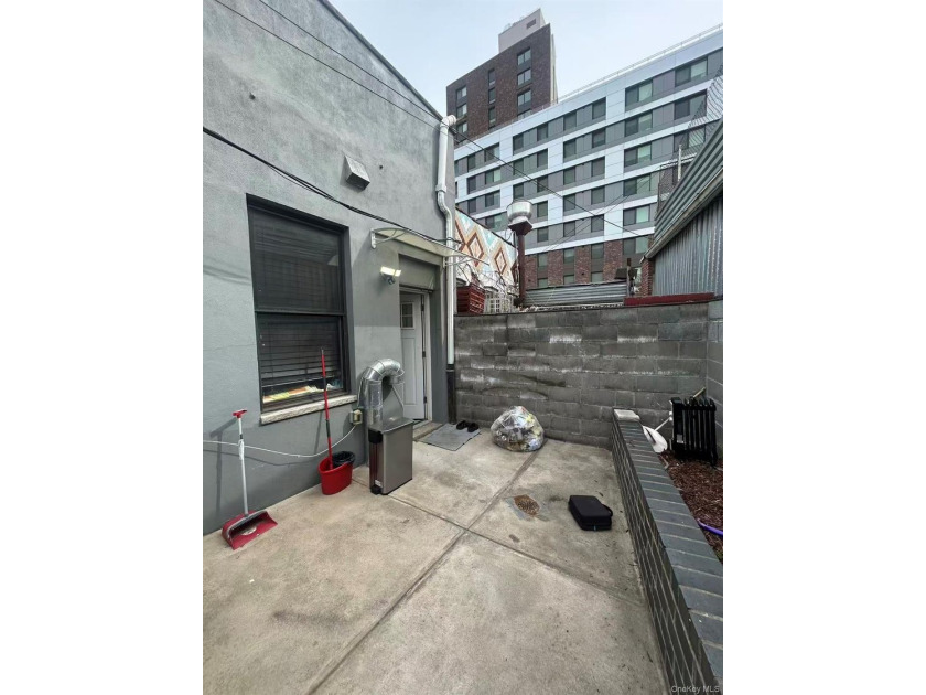 Prime Mixed-Use Investment Opportunity! Well-maintained - photo 8