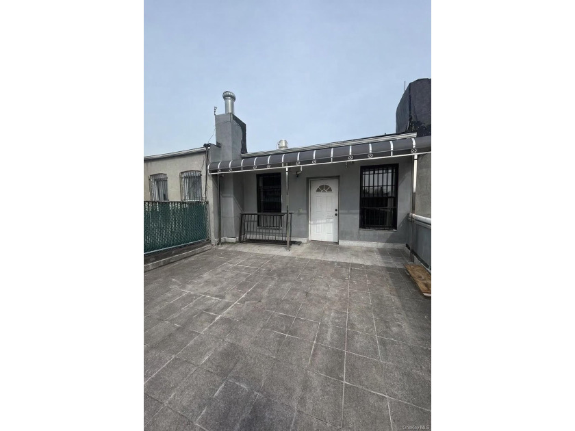 Prime Mixed-Use Investment Opportunity! Well-maintained - photo 10