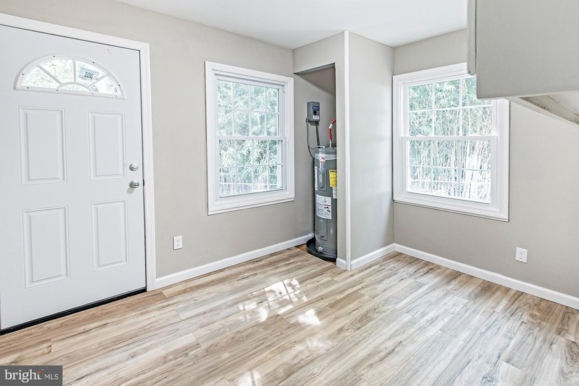 Looking for more home for your money? This beautifully renovated - photo 14