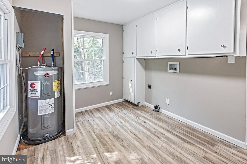 Looking for more home for your money? This beautifully renovated - photo 15