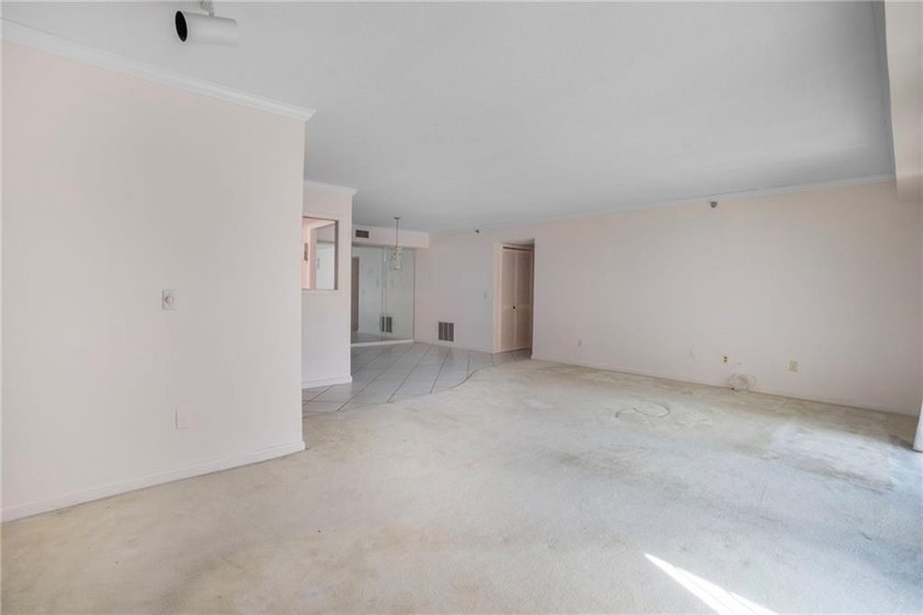 Empty Nesters or 1st time buyers! 2 bedroom, 2 bathroom one - photo 13