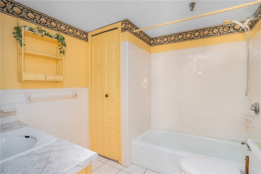 Empty Nesters or 1st time buyers! 2 bedroom, 2 bathroom one - photo 25