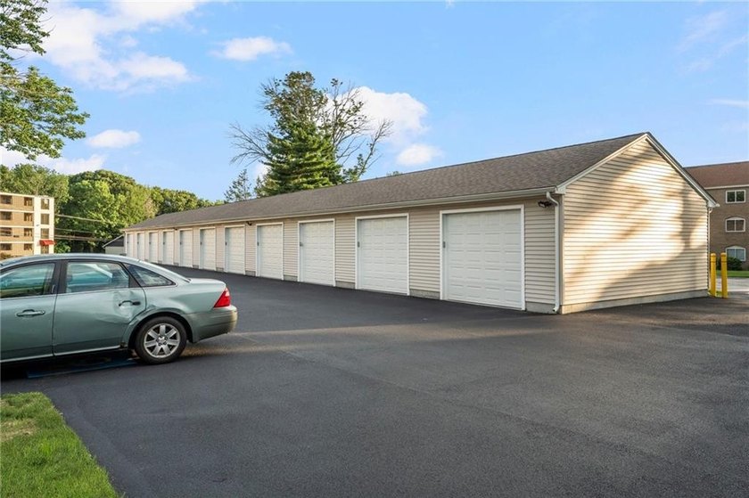Empty Nesters or 1st time buyers! 2 bedroom, 2 bathroom one - photo 29