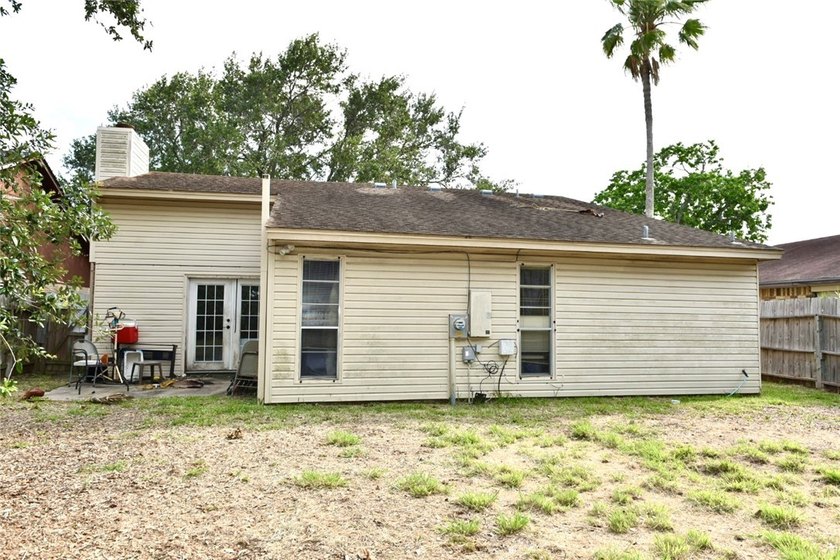 Welcome home to this charming 2-bedroom, 1-bath starter home - photo 2