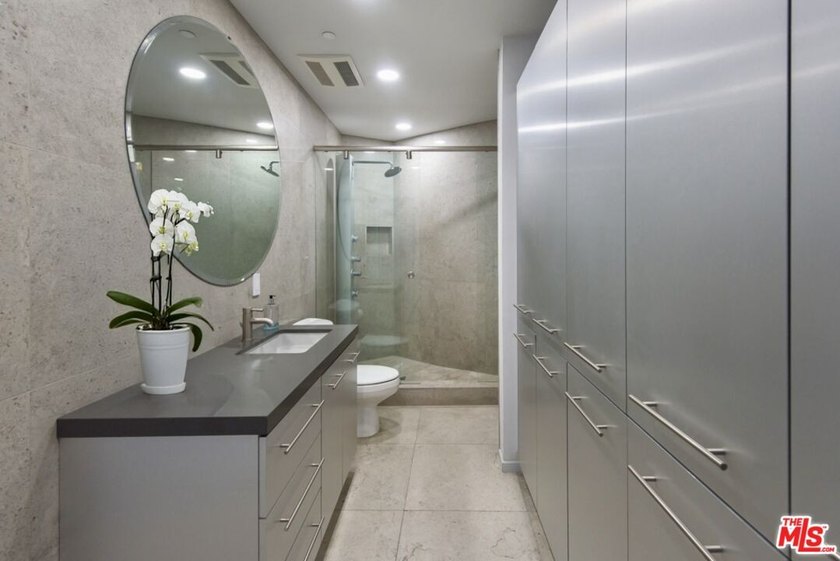 A sculptural glass and steel residence by architect Edward R - photo 25