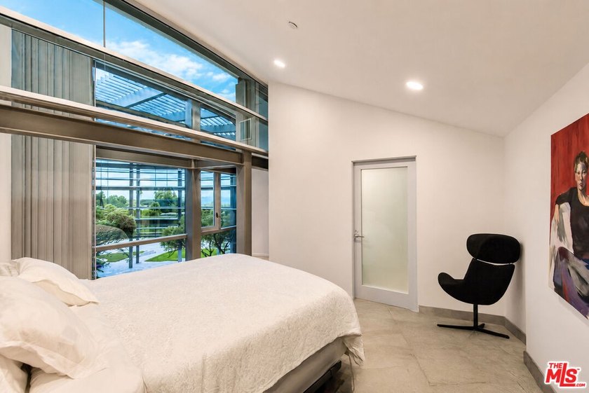 A sculptural glass and steel residence by architect Edward R - photo 29
