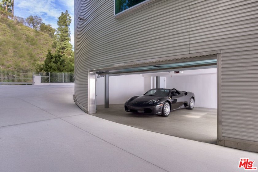A sculptural glass and steel residence by architect Edward R - photo 30