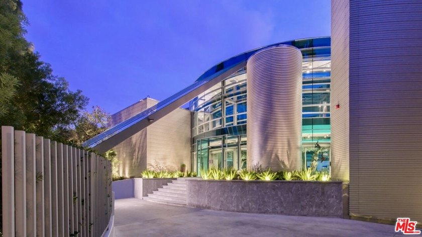 A sculptural glass and steel residence by architect Edward R - photo 32