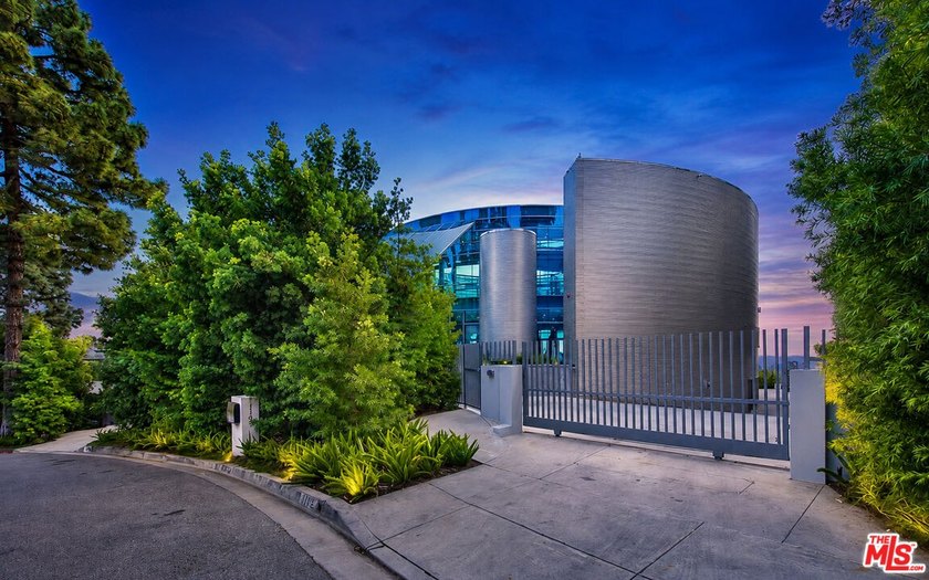 A sculptural glass and steel residence by architect Edward R - photo 33