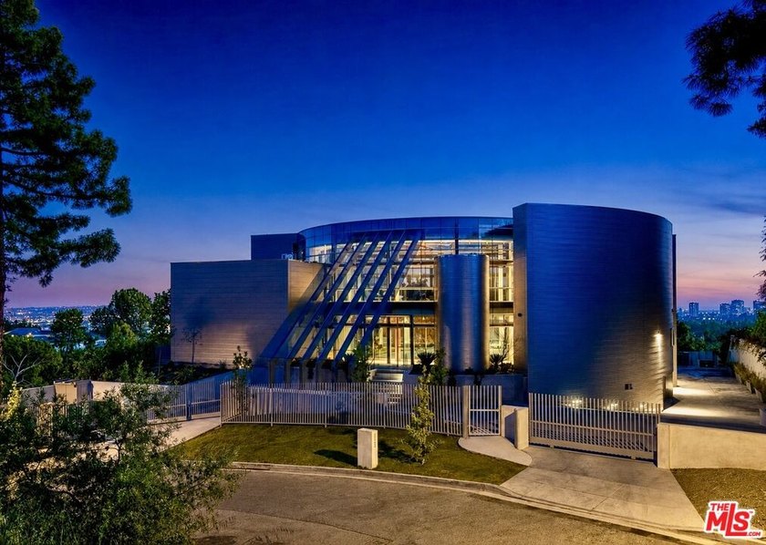 A sculptural glass and steel residence by architect Edward R - photo 34