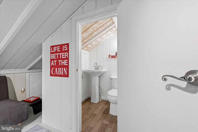 Rarely do you find a completely renovated mountain cabin with a - photo 31