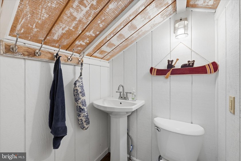 Rarely do you find a completely renovated mountain cabin with a - photo 32