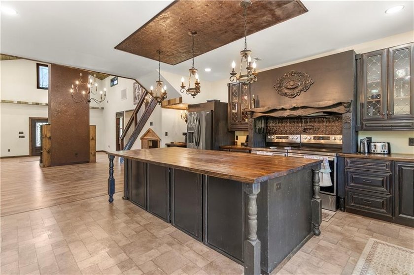 Modern barndominium on 10.28+/- private, wooded acres with TWO - photo 3
