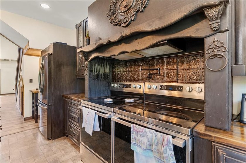 Modern barndominium on 10.28+/- private, wooded acres with TWO - photo 4