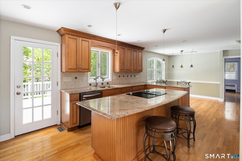 Welcome home to this beautifully maintained 3-bedroom Cape - photo 3