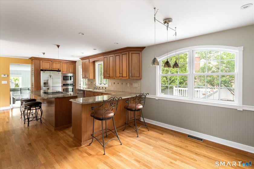 Welcome home to this beautifully maintained 3-bedroom Cape - photo 6