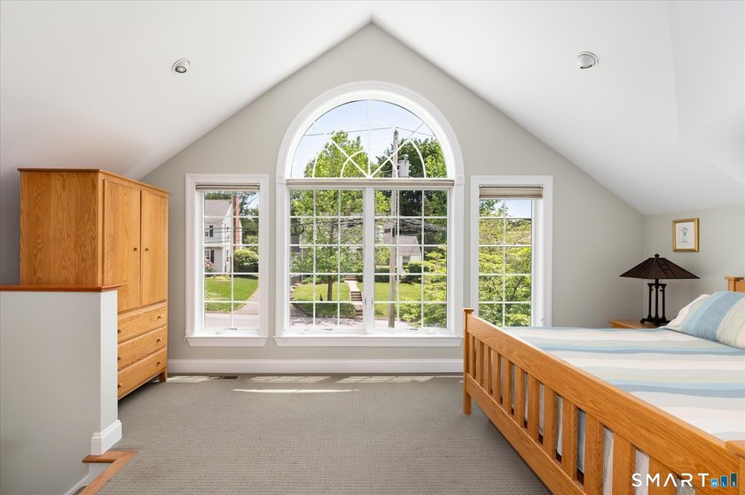 Welcome home to this beautifully maintained 3-bedroom Cape - photo 8