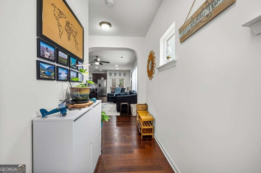 Beautifully maintained 3-bedroom, 2.5-bath end unit townhome in - photo 5