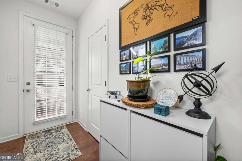 Beautifully maintained 3-bedroom, 2.5-bath end unit townhome in - photo 6