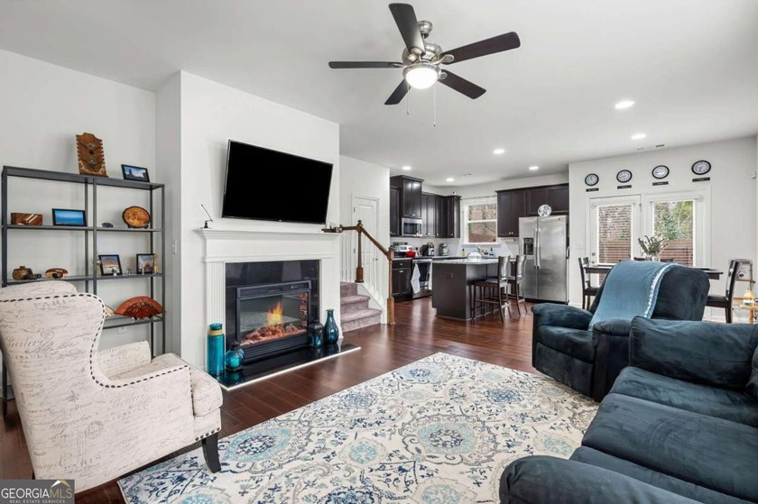 Beautifully maintained 3-bedroom, 2.5-bath end unit townhome in - photo 7