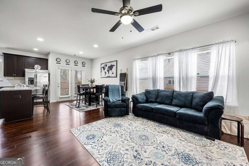 Beautifully maintained 3-bedroom, 2.5-bath end unit townhome in - photo 8