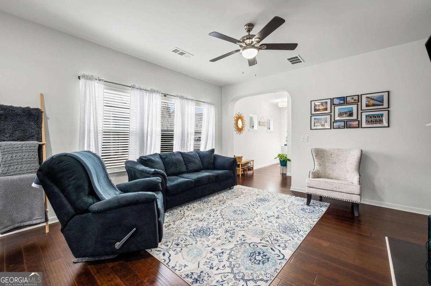Beautifully maintained 3-bedroom, 2.5-bath end unit townhome in - photo 9