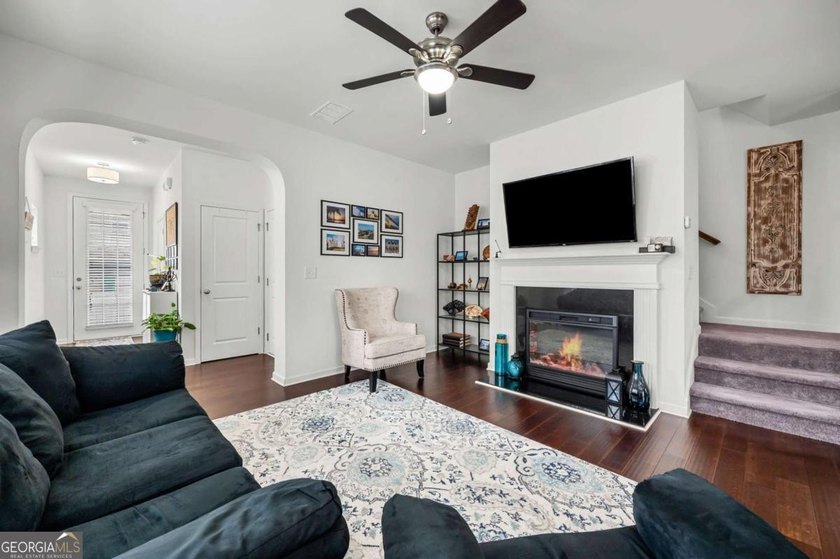 Beautifully maintained 3-bedroom, 2.5-bath end unit townhome in - photo 10