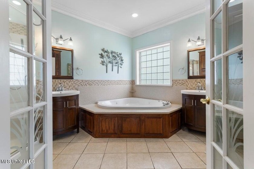 Feel the ocean breeze in this picturesque oasis with majestic - photo 26