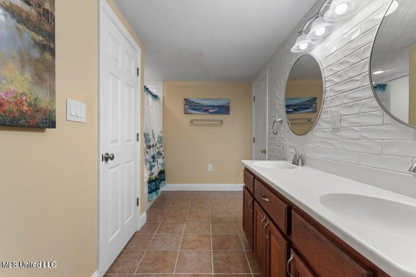 Feel the ocean breeze in this picturesque oasis with majestic - photo 37