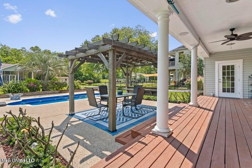 Feel the ocean breeze in this picturesque oasis with majestic - photo 39