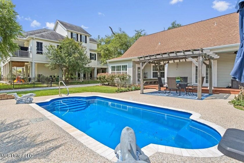 Feel the ocean breeze in this picturesque oasis with majestic - photo 41