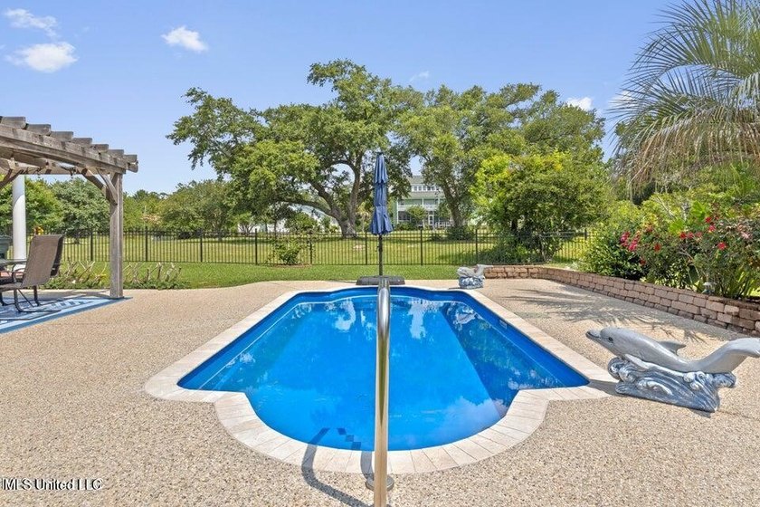Feel the ocean breeze in this picturesque oasis with majestic - photo 42