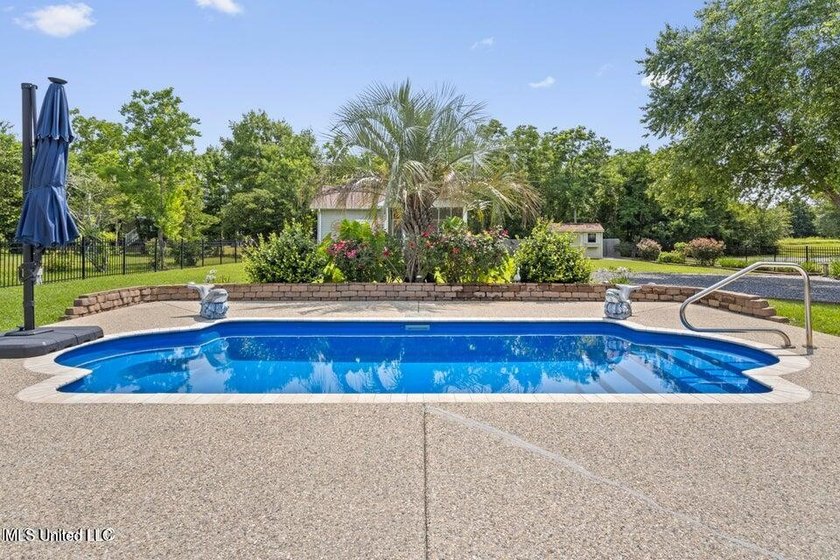 Feel the ocean breeze in this picturesque oasis with majestic - photo 44