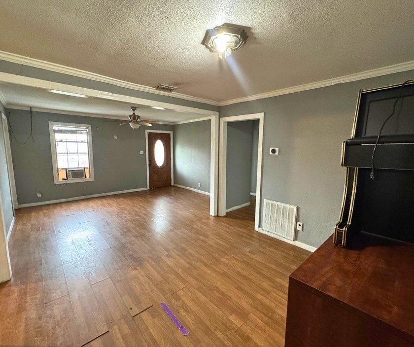 Welcome to 4325 Kostoryz Road in Corpus Christi, a versatile - photo 3