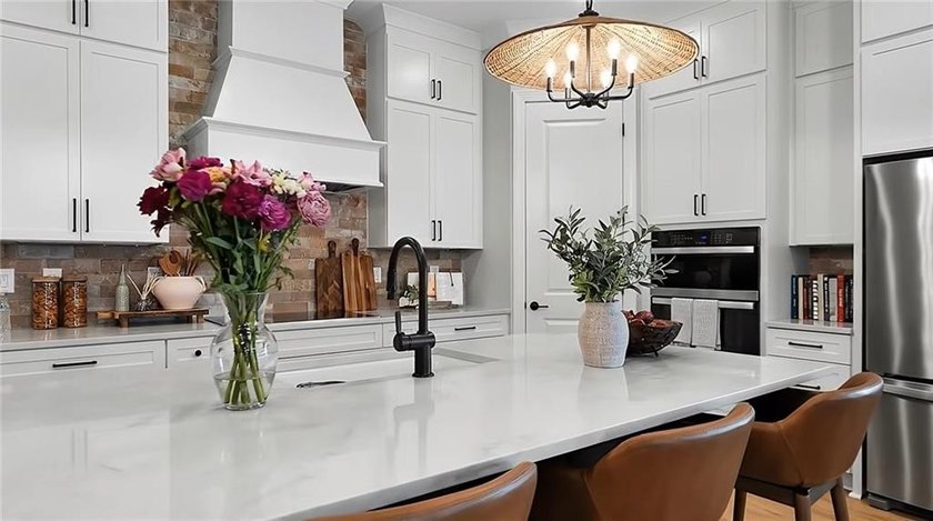 Here's your rare opportunity to own a stunning 4 bed 3 bath - photo 7