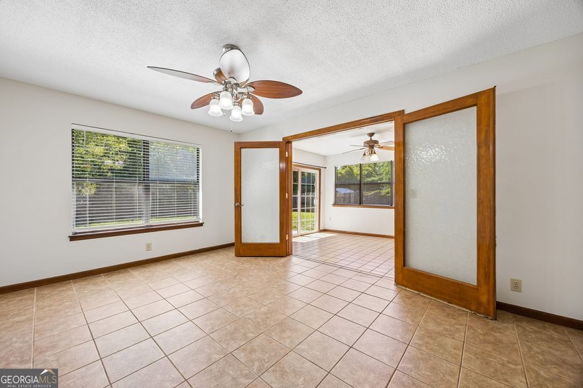 Welcome home to this beautifully refreshed 3-bedroom, 2-bath - photo 11