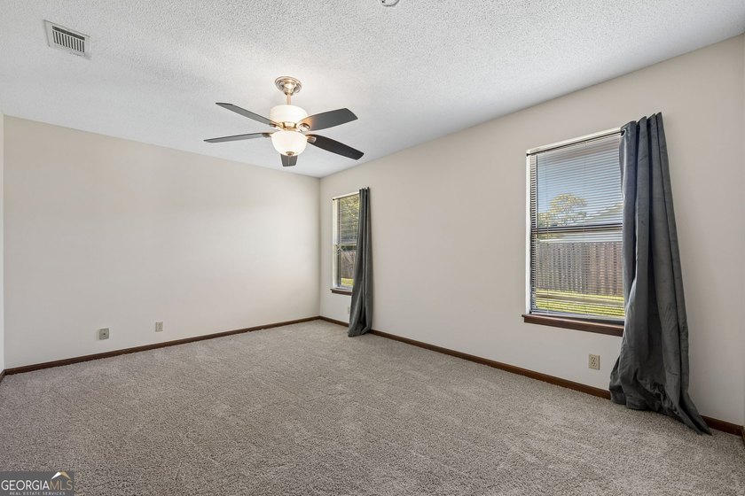 Welcome home to this beautifully refreshed 3-bedroom, 2-bath - photo 18