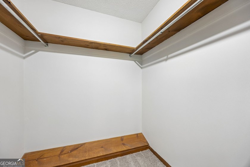 Welcome home to this beautifully refreshed 3-bedroom, 2-bath - photo 21