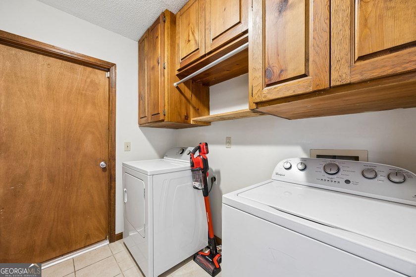 Welcome home to this beautifully refreshed 3-bedroom, 2-bath - photo 28