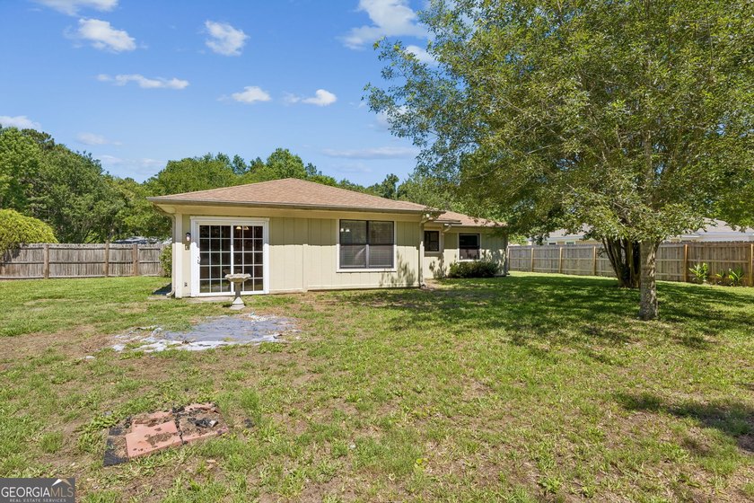 Welcome home to this beautifully refreshed 3-bedroom, 2-bath - photo 29