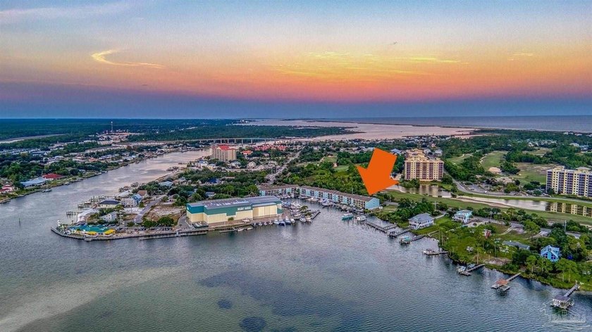WATERFRONT PERFECTION - ONE OF A KIND! This exceptional 3 bed, 3 - photo 3