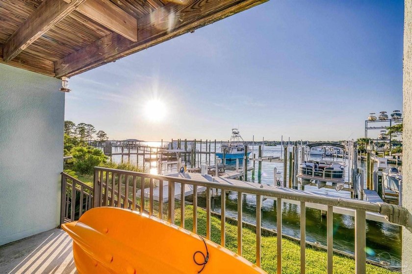 WATERFRONT PERFECTION - ONE OF A KIND! This exceptional 3 bed, 3 - photo 5