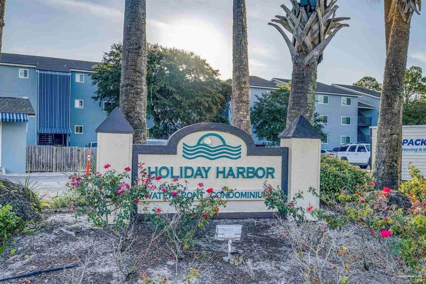 WATERFRONT PERFECTION - ONE OF A KIND! This exceptional 3 bed, 3 - photo 7