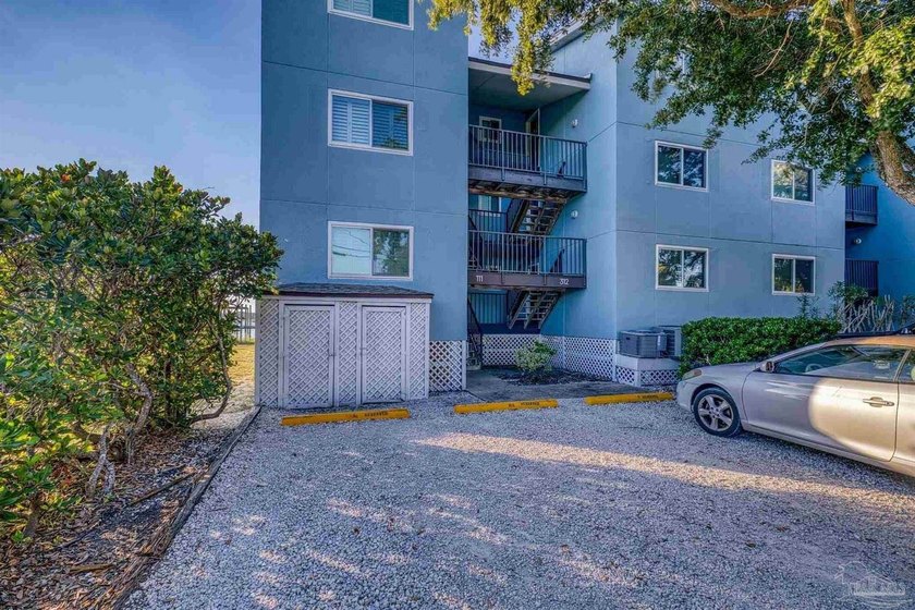 WATERFRONT PERFECTION - ONE OF A KIND! This exceptional 3 bed, 3 - photo 8