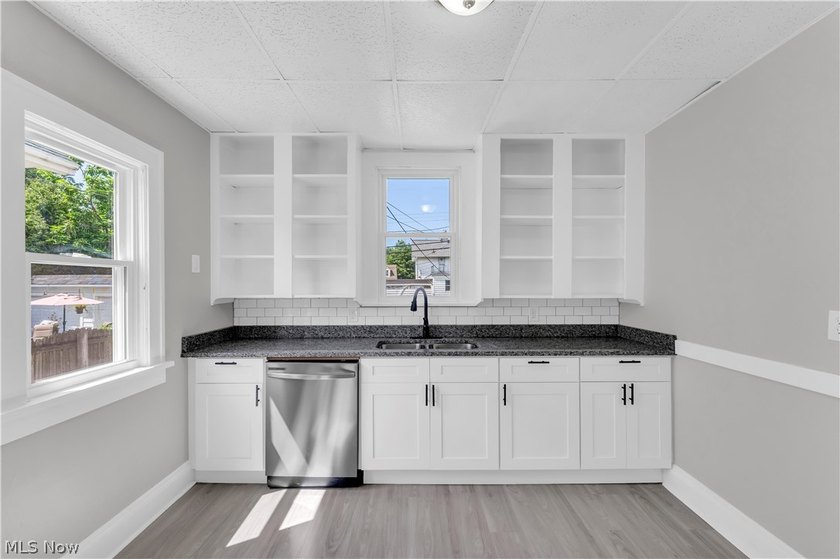 This beautifully renovated 3-bedroom, 2-bathroom home offers - photo 11