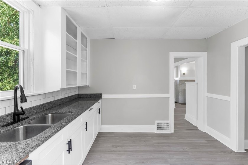This beautifully renovated 3-bedroom, 2-bathroom home offers - photo 12