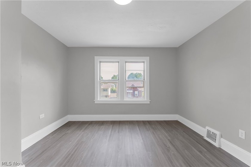This beautifully renovated 3-bedroom, 2-bathroom home offers - photo 15